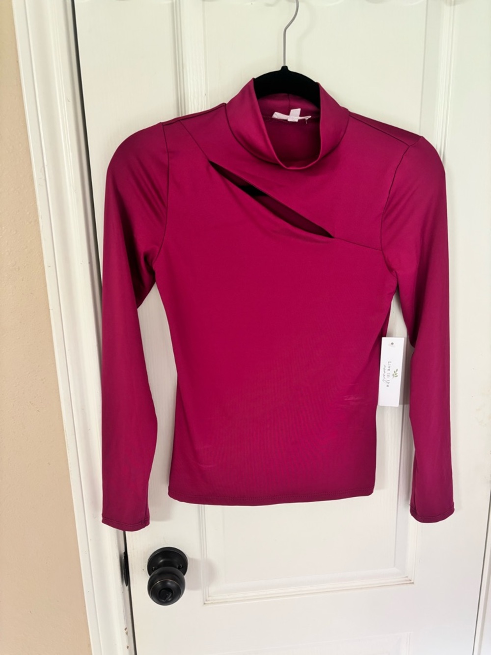 Live In The Moment NWT Women’s Small Mock Neck Long-Sleeve Cutout Top in Magenta